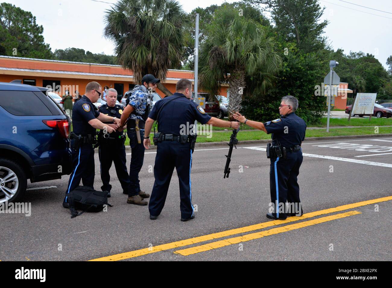 Cacao. Floride. ÉTATS-UNIS. 6 juin 2020. Juste avant qu'un rassemblement de protestation Black Lives Matter ne commence le département de police de Rockledge arrêté une personne dans la section Cocoa de la parade portant un fusil d'assaut automatique, un gros couteau et une armure de corps. Il a été amené au poste de police pour interrogatoire. Crédit photo : Julian Leek/Alay Live News Banque D'Images
