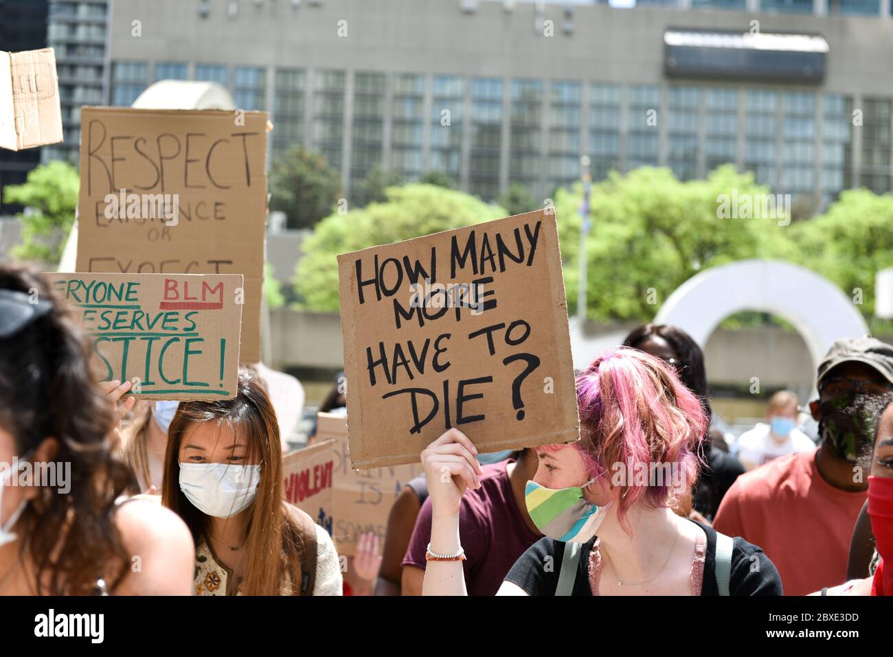 TORONTO, ONTARIO/CANADA – 6 samedi 2020 juin : des milliers de personnes sont descendues dans les rues de Toronto dans des manifestations distinctes pour protester contre le racisme et la brutalité policière, samedi, à Toronto, au Canada. Banque D'Images