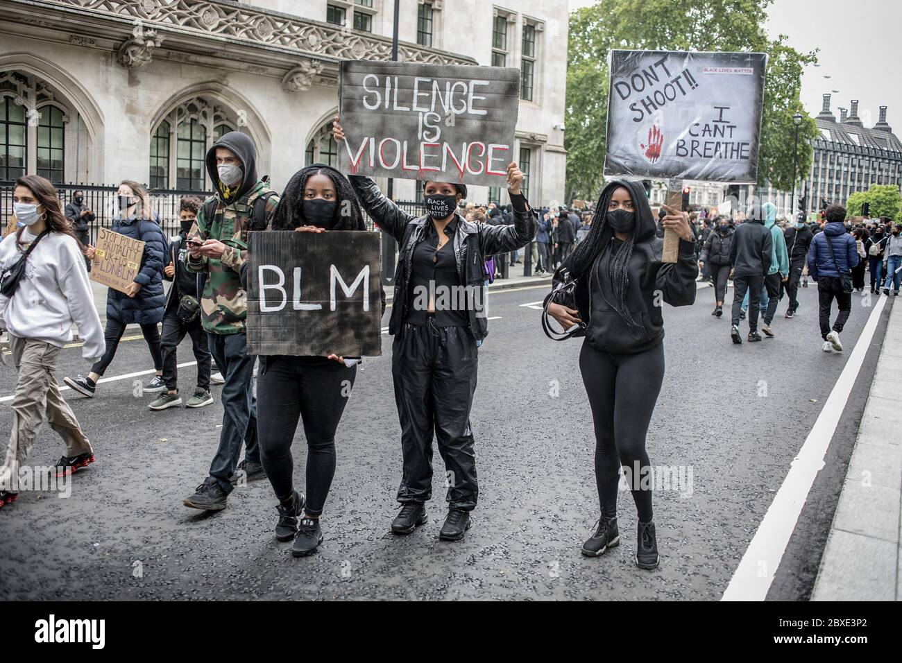 Londres, Royaume-Uni. 06e juin 2020. Les manifestants tiennent des écriteaux pendant la manifestation. Des milliers de personnes se sont rassemblées devant la place du Parlement à Londres pour protester contre le meurtre de George Floyd et exiger la justice raciale. Crédit : SOPA Images Limited/Alamy Live News Banque D'Images