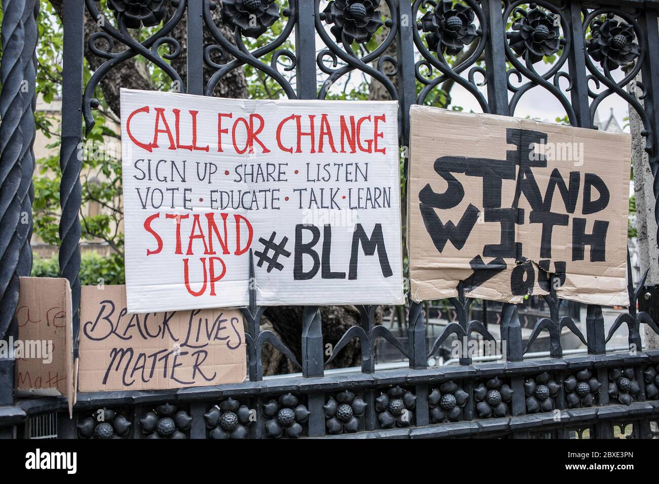 Londres, Royaume-Uni. 06e juin 2020. Des écriteaux sont accrochés aux portes des chambres du Parlement pendant la manifestation. Des milliers de personnes se sont rassemblées devant la place du Parlement à Londres pour protester contre le meurtre de George Floyd et exiger la justice raciale. Crédit : SOPA Images Limited/Alamy Live News Banque D'Images