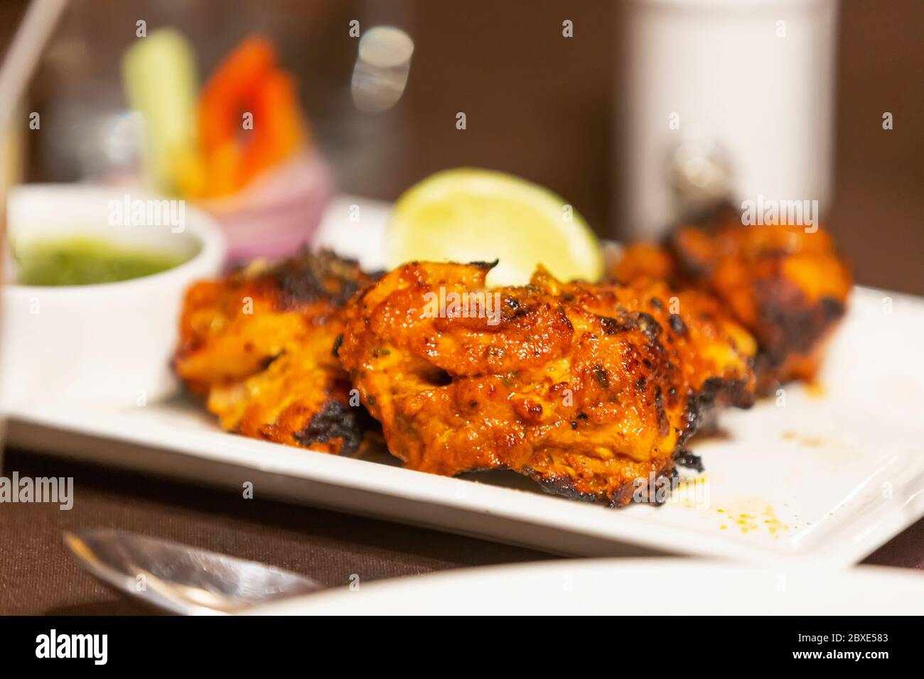 Batteur de poulet grillé dans un restaurant de Nainital, Inde. Banque D'Images