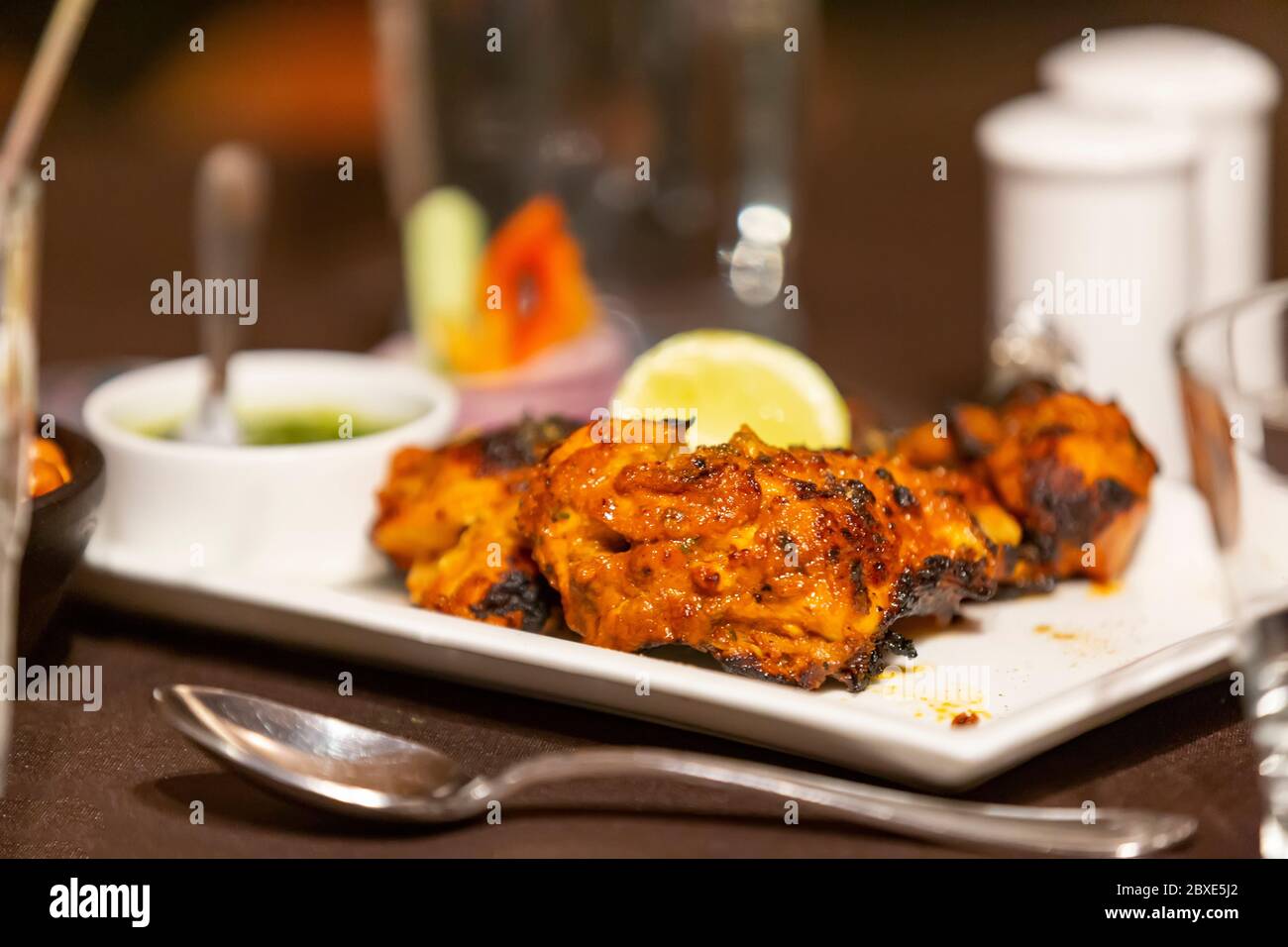 Batteur de poulet grillé dans un restaurant de Nainital, Inde. Banque D'Images