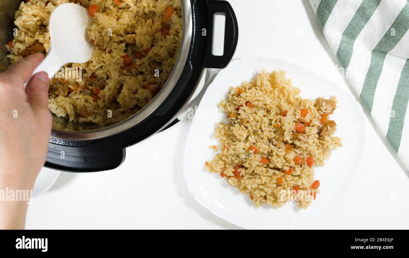 Riz, légumes et viande dans une casserole et sur une assiette. Cuisinez du riz avec de la viande et des légumes (ou du riz Pilaf) dans un cuiseur multi-pression étape par étape, en haut Banque D'Images