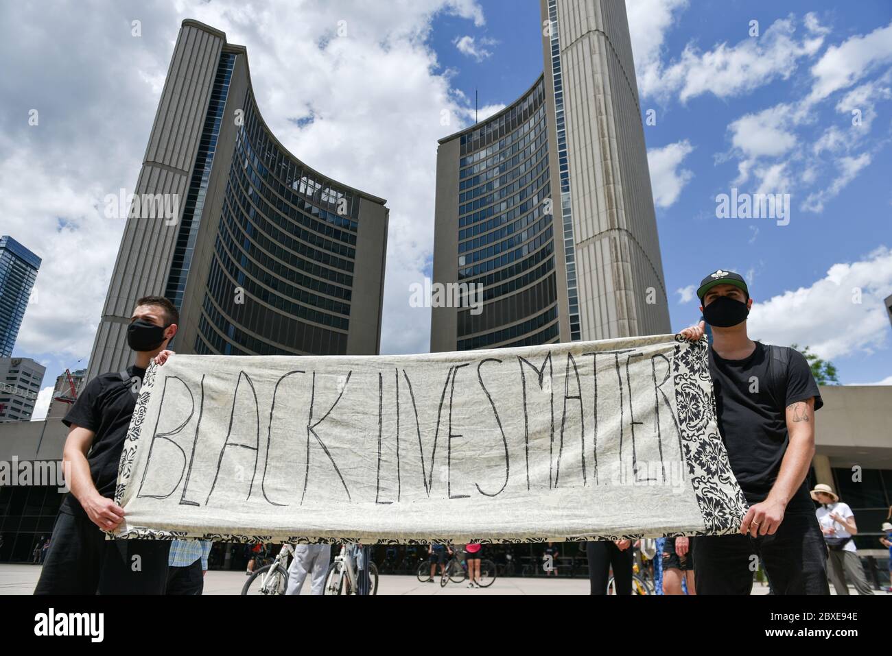 TORONTO, ONTARIO/CANADA – 6 samedi 2020 juin : des milliers de personnes sont descendues dans les rues de Toronto dans des manifestations distinctes pour protester contre le racisme et la brutalité policière, samedi, à Toronto, au Canada. Banque D'Images