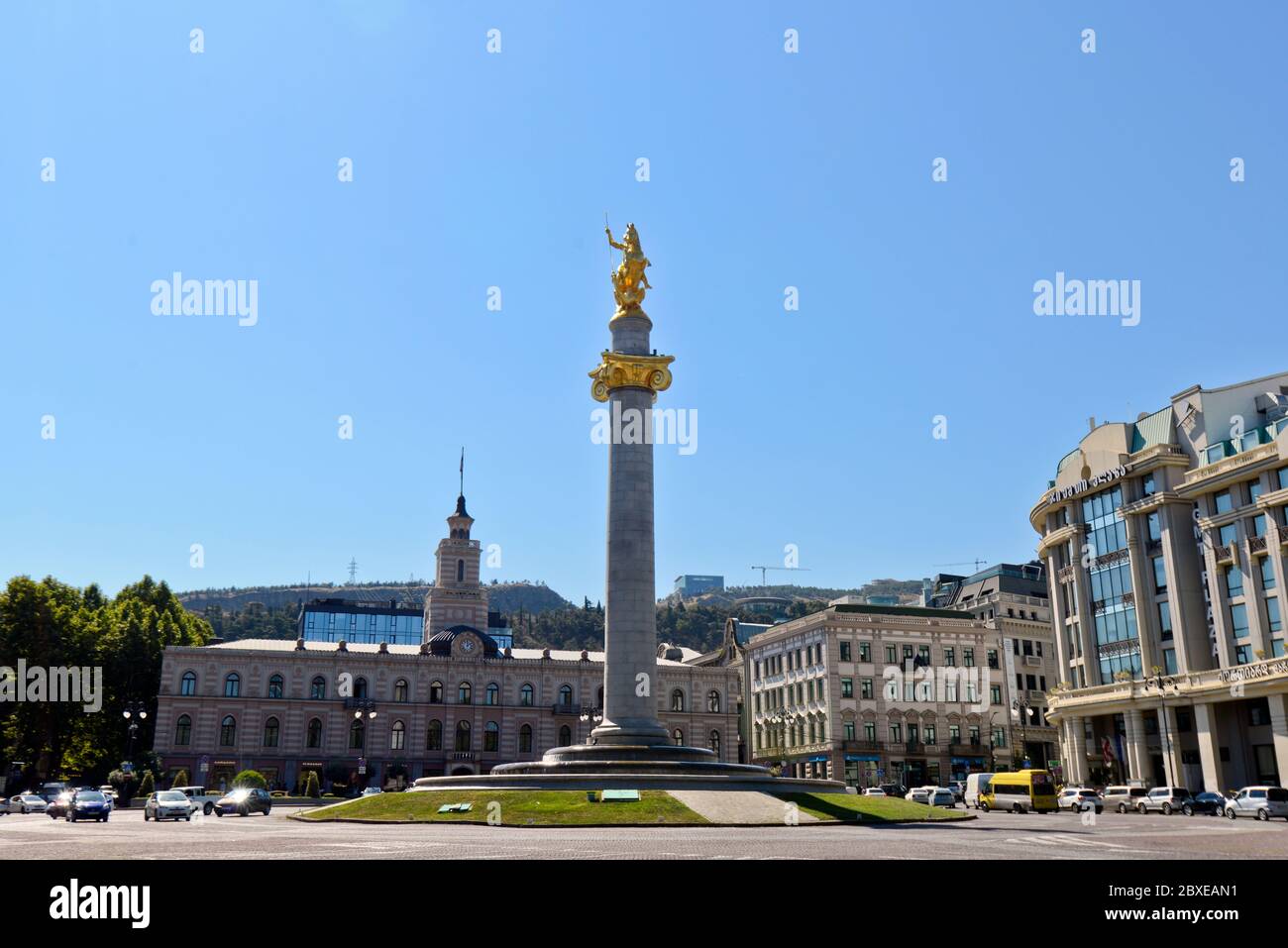 Tbilissi : Place de la liberté, de l'Hôtel de Ville et monument de Saint George. La Géorgie Banque D'Images
