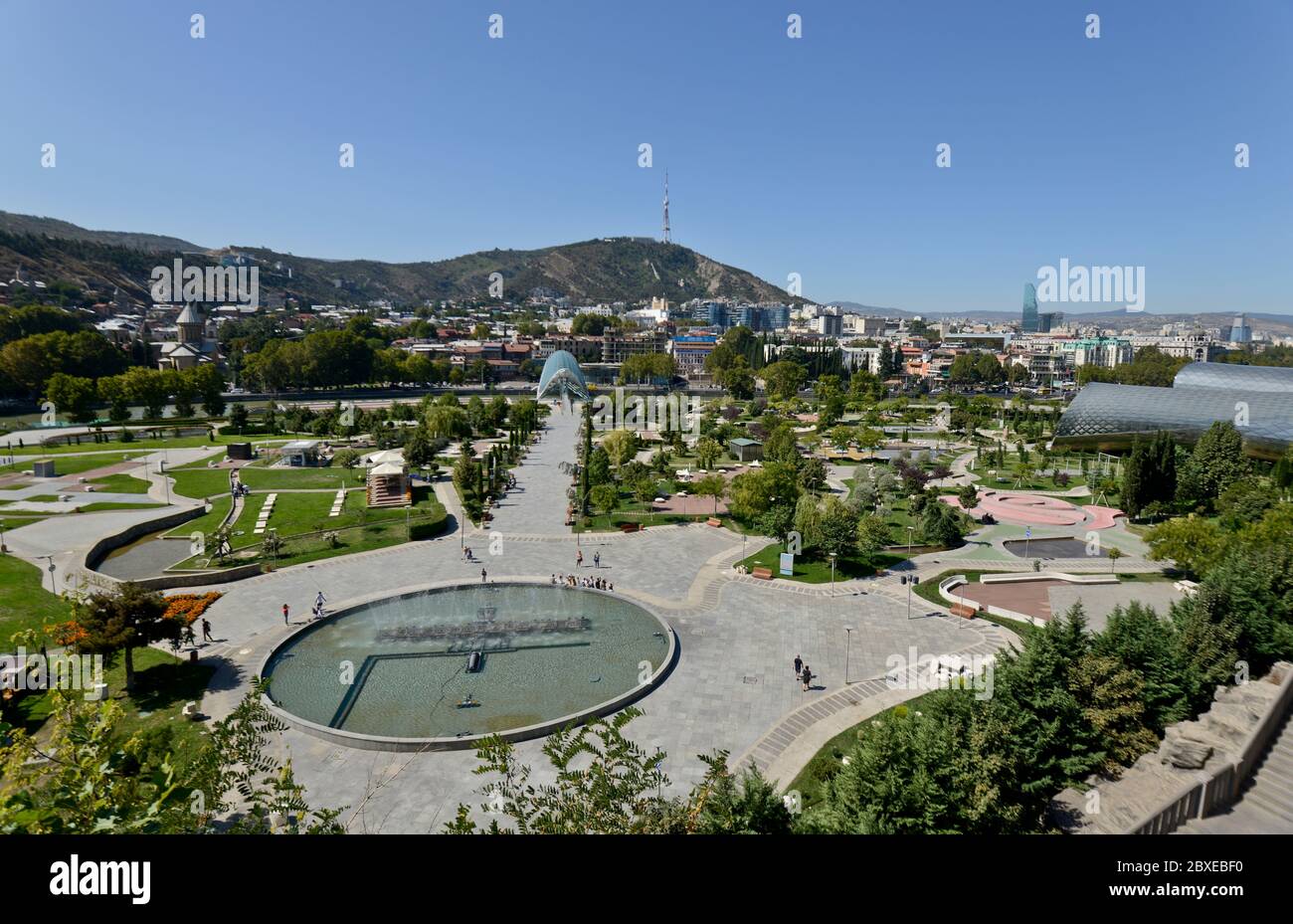 Tbilissi : Parc Rike, Pont de la paix et colline Sololaki. République de Géorgie Banque D'Images