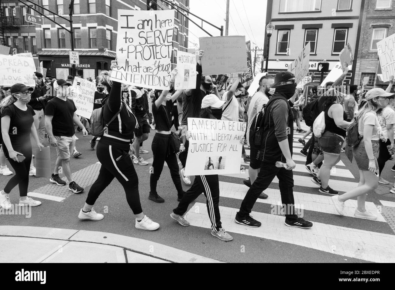 Hoboken, NJ / USA - 5 juin 2020: Black Lives Matter des manifestations pacifiques à Hoboken, New Jersey pour défendre contre le racisme, la brutalité policière et f Banque D'Images