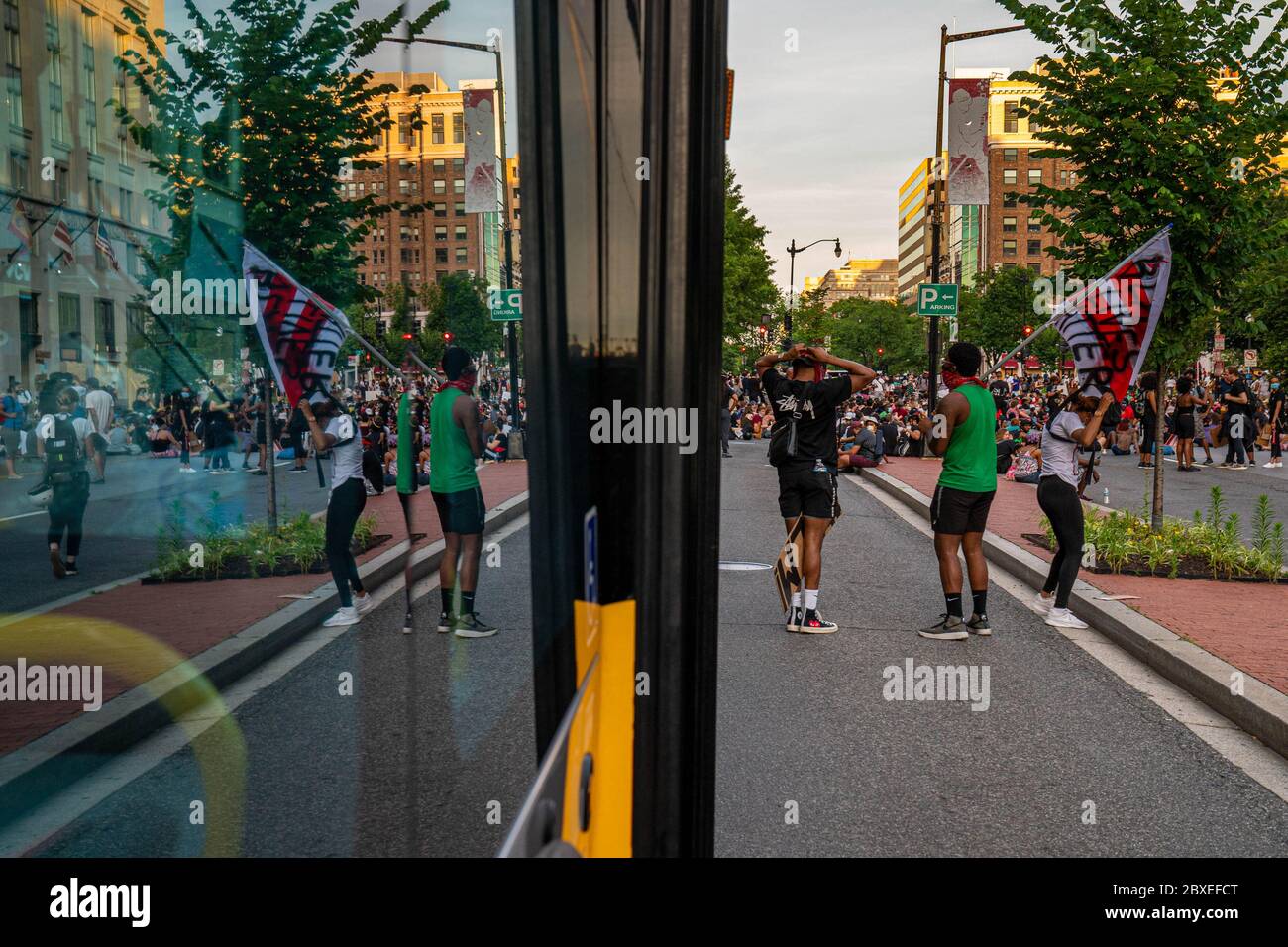 Washington, États-Unis. 06e juin 2020. Les manifestants se rassemblent lors de manifestations contre la brutalité policière et la mort de George Floyd le samedi 6 juin 2020 près de la Maison Blanche à Washington. Les manifestations se poursuivent dans tout le pays à la suite du décès de George Floyd, tué en détention à Minneapolis le 25 mai. Photo de Ken Cedeno/UPI crédit: UPI/Alay Live News Banque D'Images