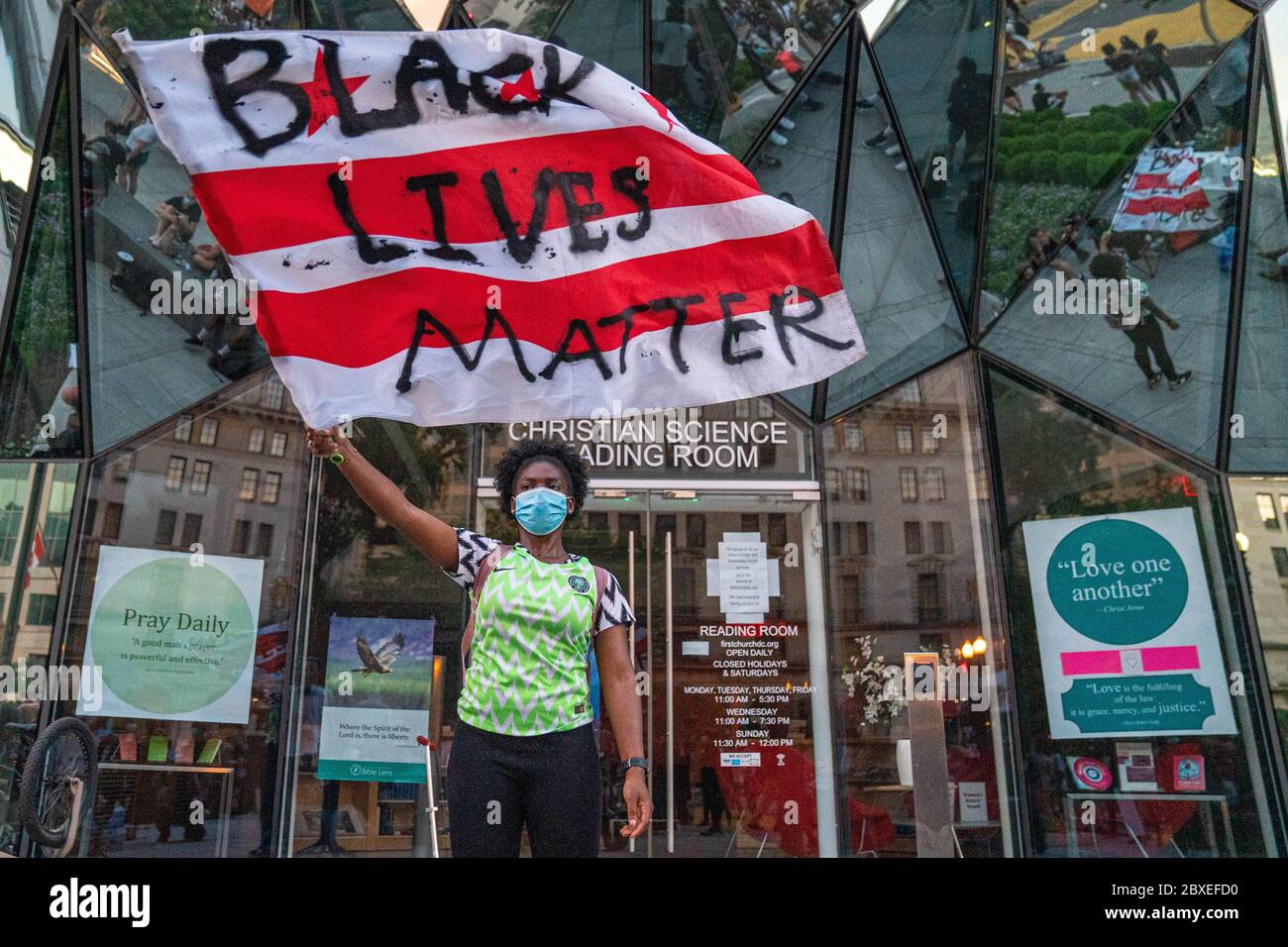 Washington, États-Unis. 06e juin 2020. Les manifestants se rassemblent lors de manifestations contre la brutalité policière et la mort de George Floyd le samedi 6 juin 2020 près de la Maison Blanche à Washington. Les manifestations se poursuivent dans tout le pays à la suite du décès de George Floyd, tué en détention à Minneapolis le 25 mai. Photo de Ken Cedeno/UPI crédit: UPI/Alay Live News Banque D'Images