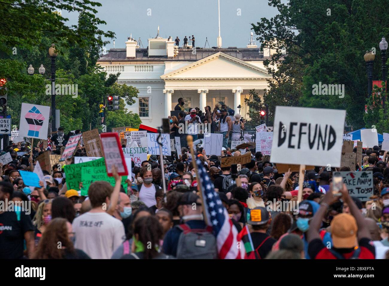 Washington, États-Unis. 06e juin 2020. Les manifestants se rassemblent lors de manifestations contre la brutalité policière et la mort de George Floyd le samedi 6 juin 2020 près de la Maison Blanche à Washington. Les manifestations se poursuivent dans tout le pays à la suite du décès de George Floyd, tué en détention à Minneapolis le 25 mai. Photo de Ken Cedeno/UPI crédit: UPI/Alay Live News Banque D'Images