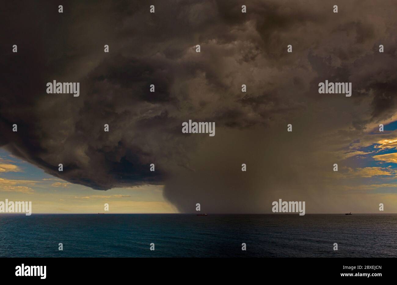 hors rivage rio grande 32.16 s 051.54 w, brésil - 2014.02.02: un énorme nuage de cumulonimbus se développant au-dessus de l'océan atlantique sud précédant un an Banque D'Images