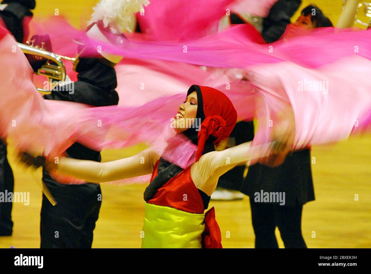 Une performance de la bande de marche de l'Université Gadjah Mada lors de la bande de marche du Grand Prix 2008 (GPMB XXIV) à Istora Senayan, Jakarta, Indonésie. Banque D'Images