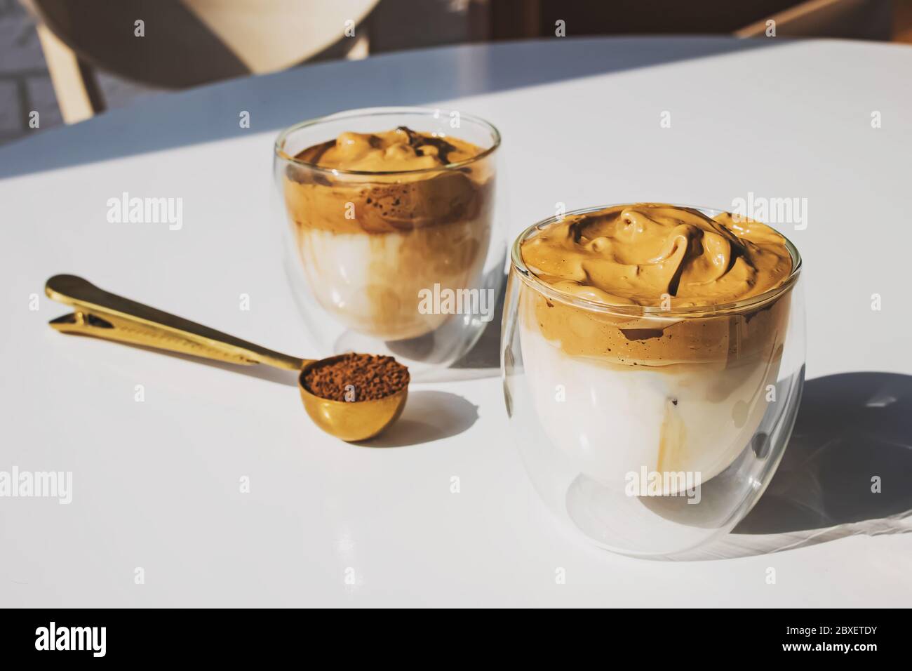 Dalgona Coffee, un café fouetté crémeux et tendance dans des tasses en verre Banque D'Images