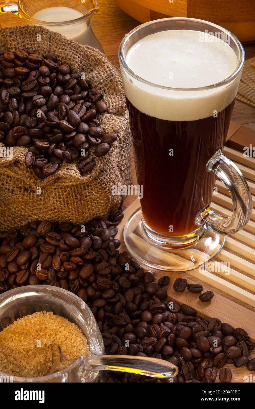 Le café irlandais est un cocktail composé de café chaud, de whisky irlandais et de sucre (certaines recettes indiquent que le sucre brun doit être utilisé), mélangé, et dessus Banque D'Images