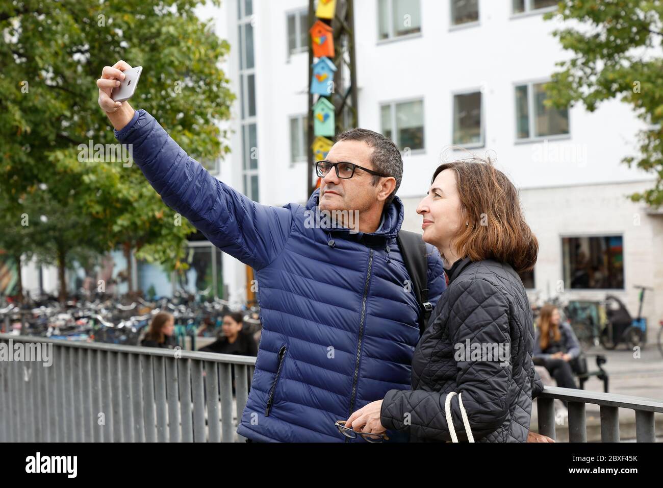 Copenhague, Danemark - 4 septembre 2019 : un couple prend un selfie sur le pont Bornehus. Banque D'Images