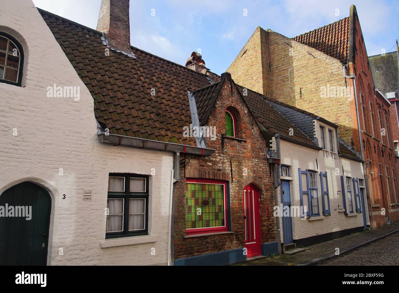 Rangée de maisons historiques dans l'une des rues Cobblestone de Bruges Banque D'Images