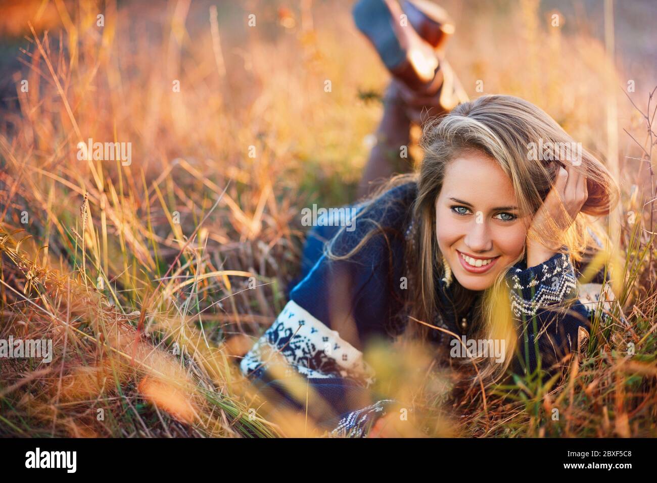 Belle jeune femme avec des yeux bleus . Portrait de saison Banque D'Images