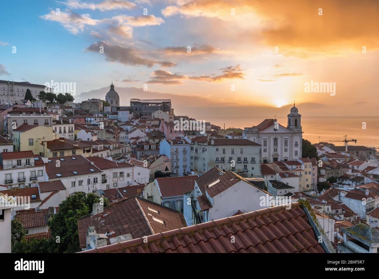 Lisbonne Portugal lever du soleil sur les toits de la ville d'Alfama à Lisbonne Banque D'Images