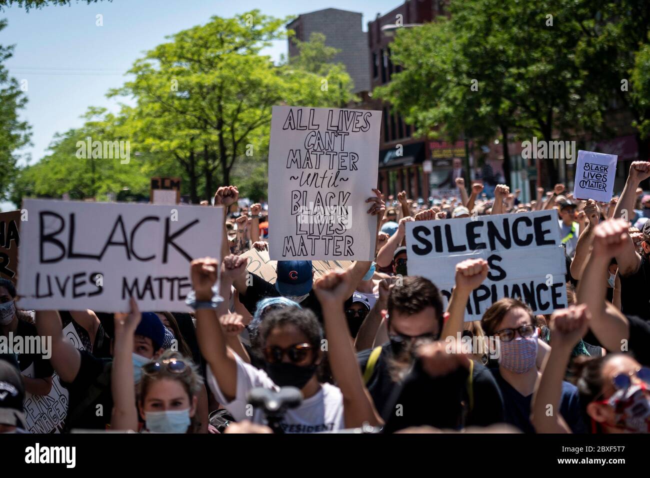 Chicago, États-Unis. 6 juin 2020. Des manifestants manifestent contre la mort de George Floyd à Chicago, aux États-Unis, le 6 juin 2020. On estime que 20,000 000 manifestants se sont présentés samedi pour ce qu'on appelle la « Marche de la Justice de Chicago » à Chicago pour demander justice à George Floyd. Crédit : Chris Dilts/Xinhua/Alay Live News Banque D'Images