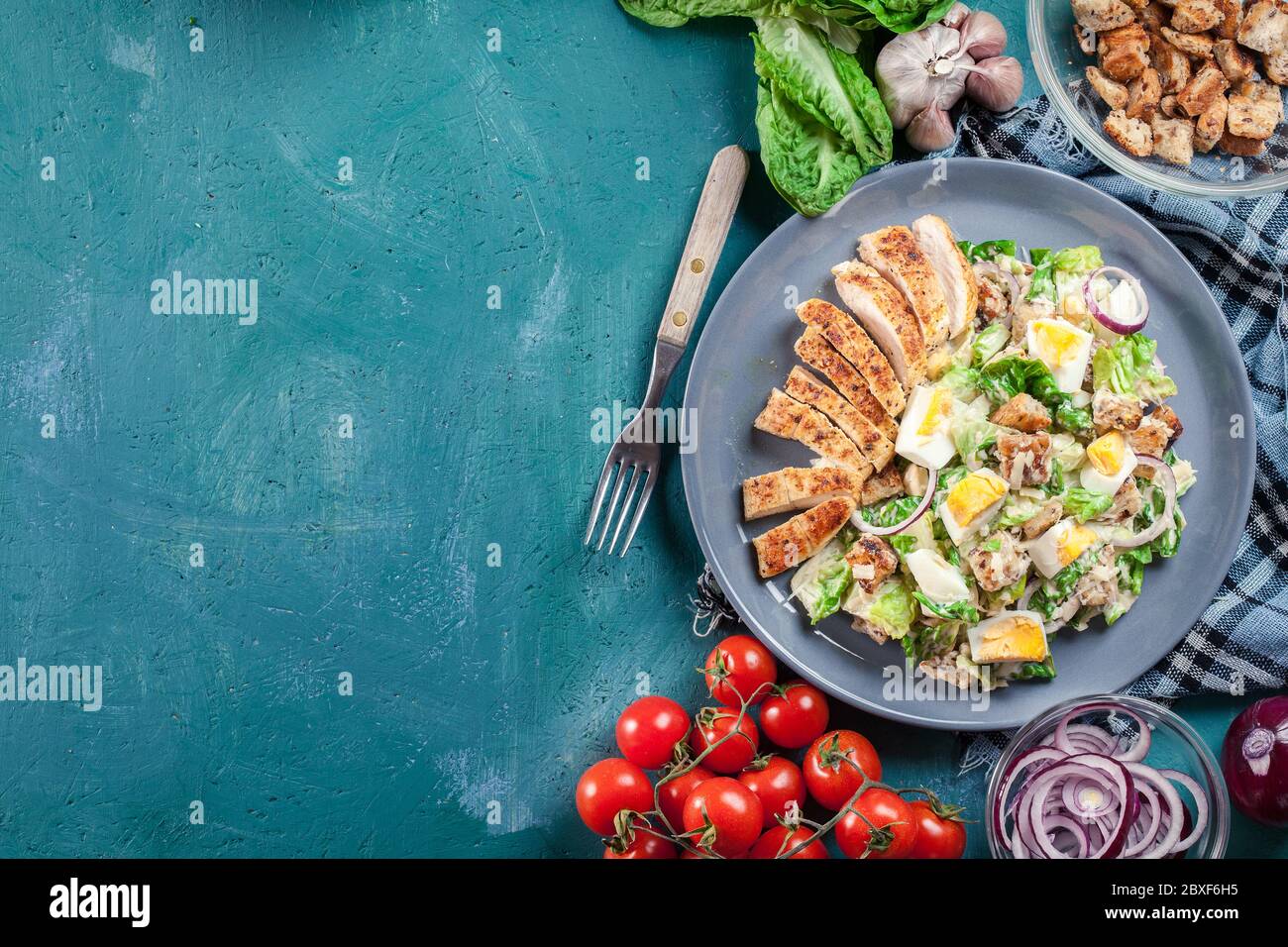 Salade césar saine avec poulet, œufs, fromage et croûtons. Cuisine italienne. Vue de dessus Banque D'Images