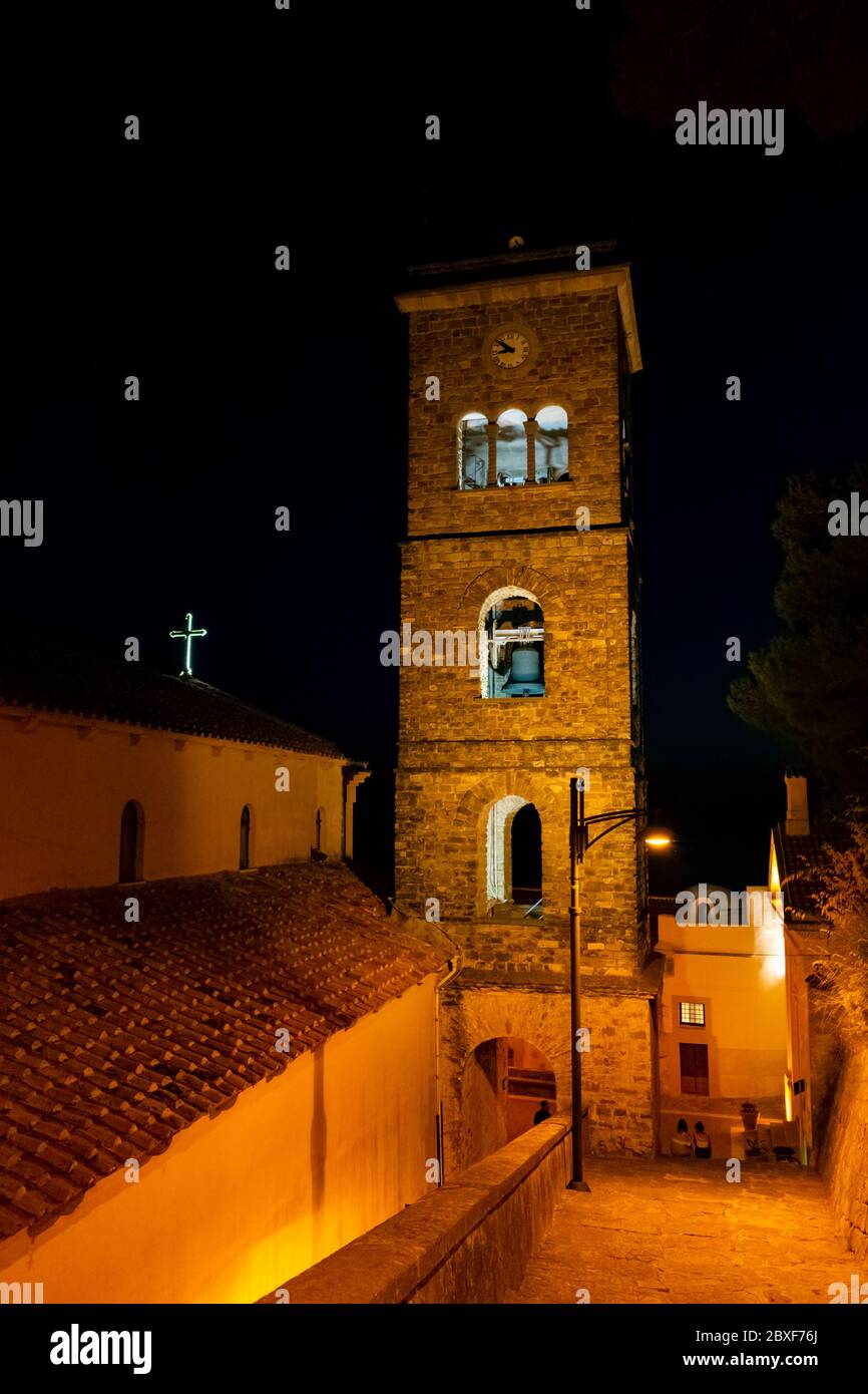 Italie, Campanie, Castellabate - 12 août 2019 - vue nocturne du clocher de la basilique pontificale de Santa Maria de Gulia à Castellabate Banque D'Images