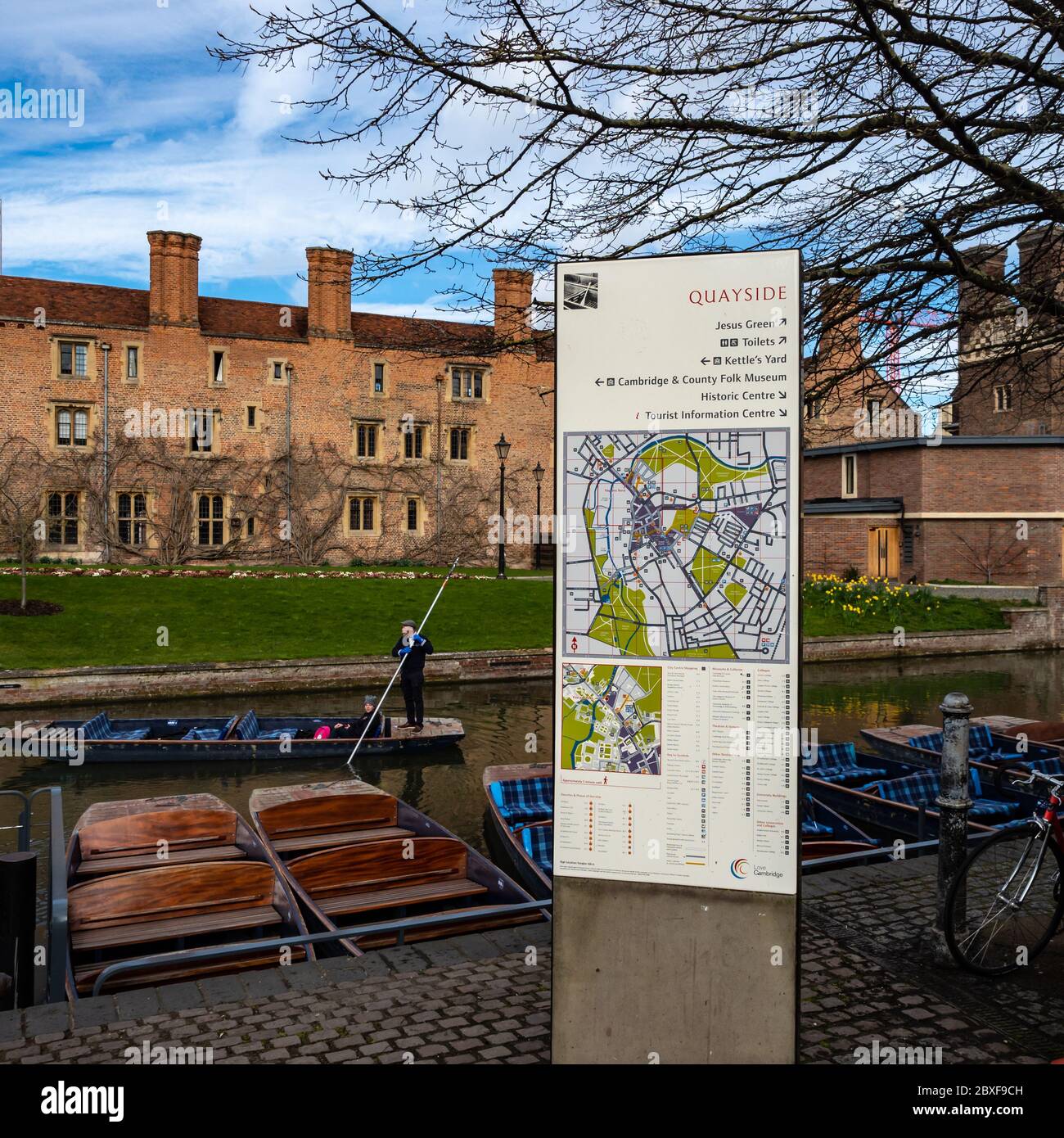 CAMBRIDGE, Royaume-Uni: Office d'information touristique sur le Quayside avec Punt et Magdalene College en arrière-plan Banque D'Images