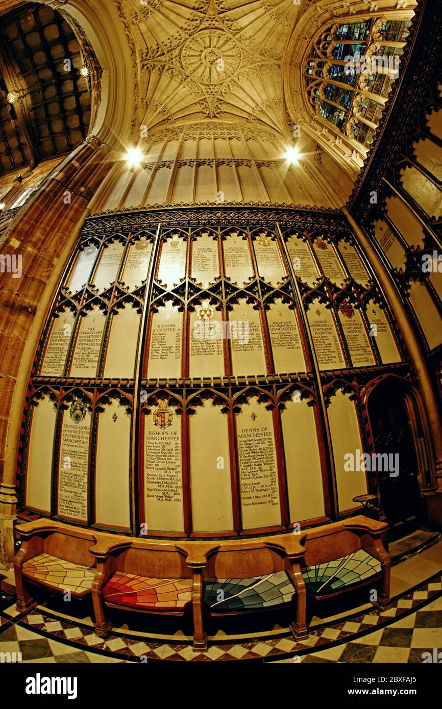 La tour ouest de la cathédrale de Manchester décorée de couleurs ornicares est dotée d'une fenêtre en vitraux et d'un plafond voûté. Listes des anciens dignitaires importants de Manchester Banque D'Images