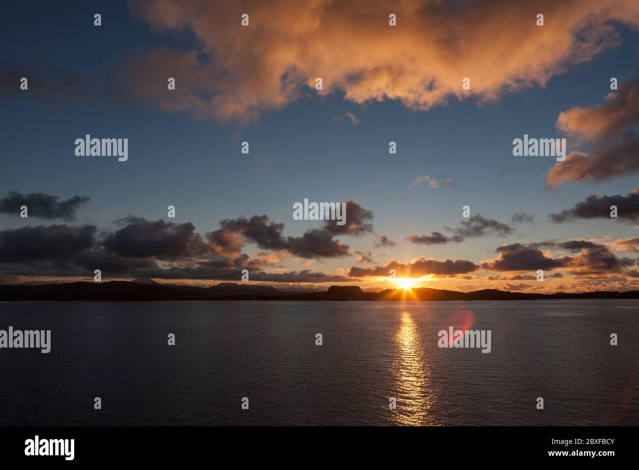 Coucher de soleil sur l'île d'Averøya depuis Bremsnesfjorden, Møre og Romsdal, Norvège Banque D'Images