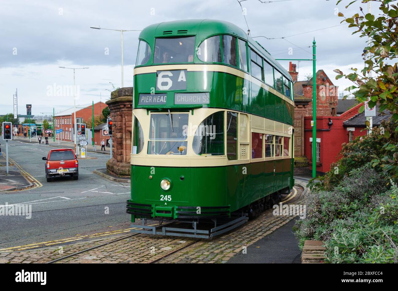 Birkenhead, Royaume-Uni : 1er octobre 2017 : un tramway transporte les passagers du tramway Heritage jusqu'au terminal de ferry de Woodside, le jour d'ouverture de Wirral transport Muse Banque D'Images