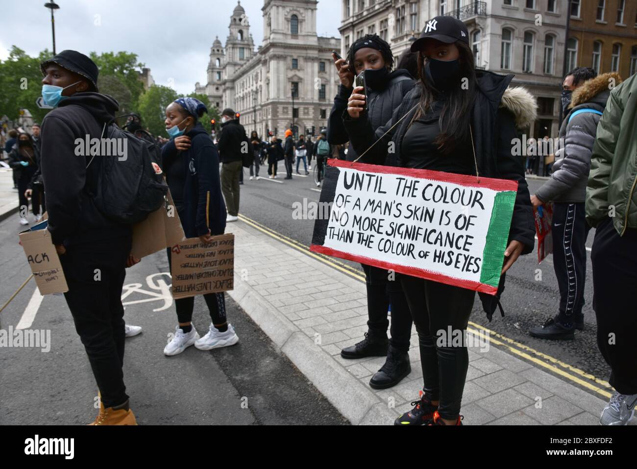 Londres 6 juin 2020. Les vies noires sont importantes. Des manifestations sont en cours entre la place du Parlement et Downing Street. #BlackLivesMatterUK Banque D'Images