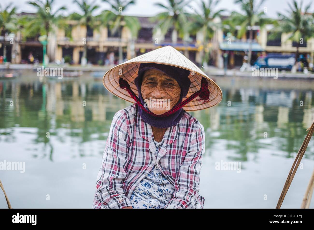 HOI AN, VIETNAM - 27 MARS 2017 : Portrait d'une dame âgée à Hoi an Vietnam pendant la journée Banque D'Images