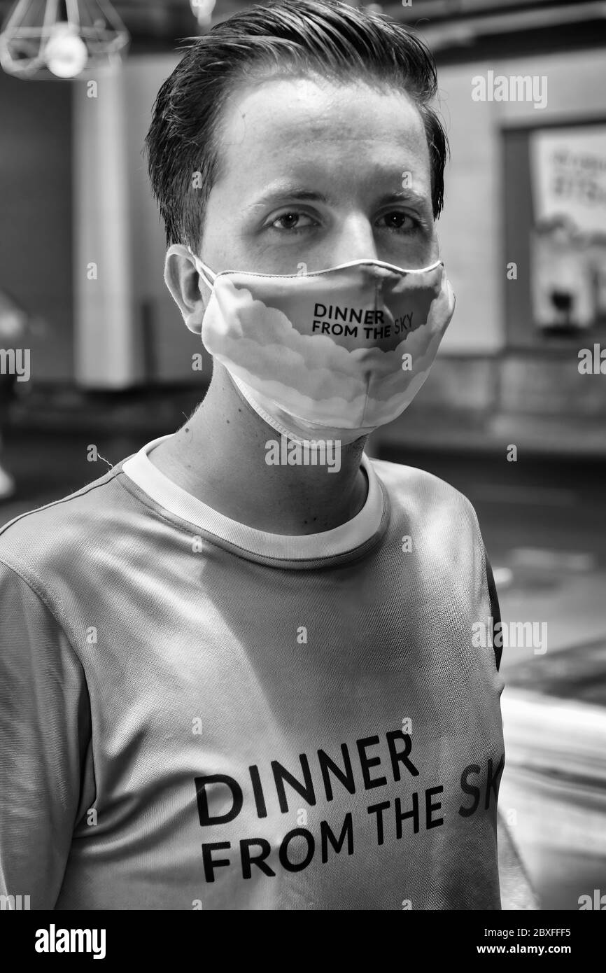 Homme avec masque facial pendant la pandémie de Covid, Bangkok, Thaïlande Banque D'Images