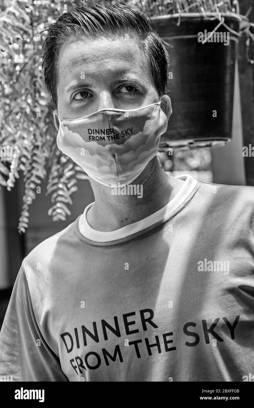 Homme avec masque facial pendant la pandémie de Covid, Bangkok, Thaïlande Banque D'Images