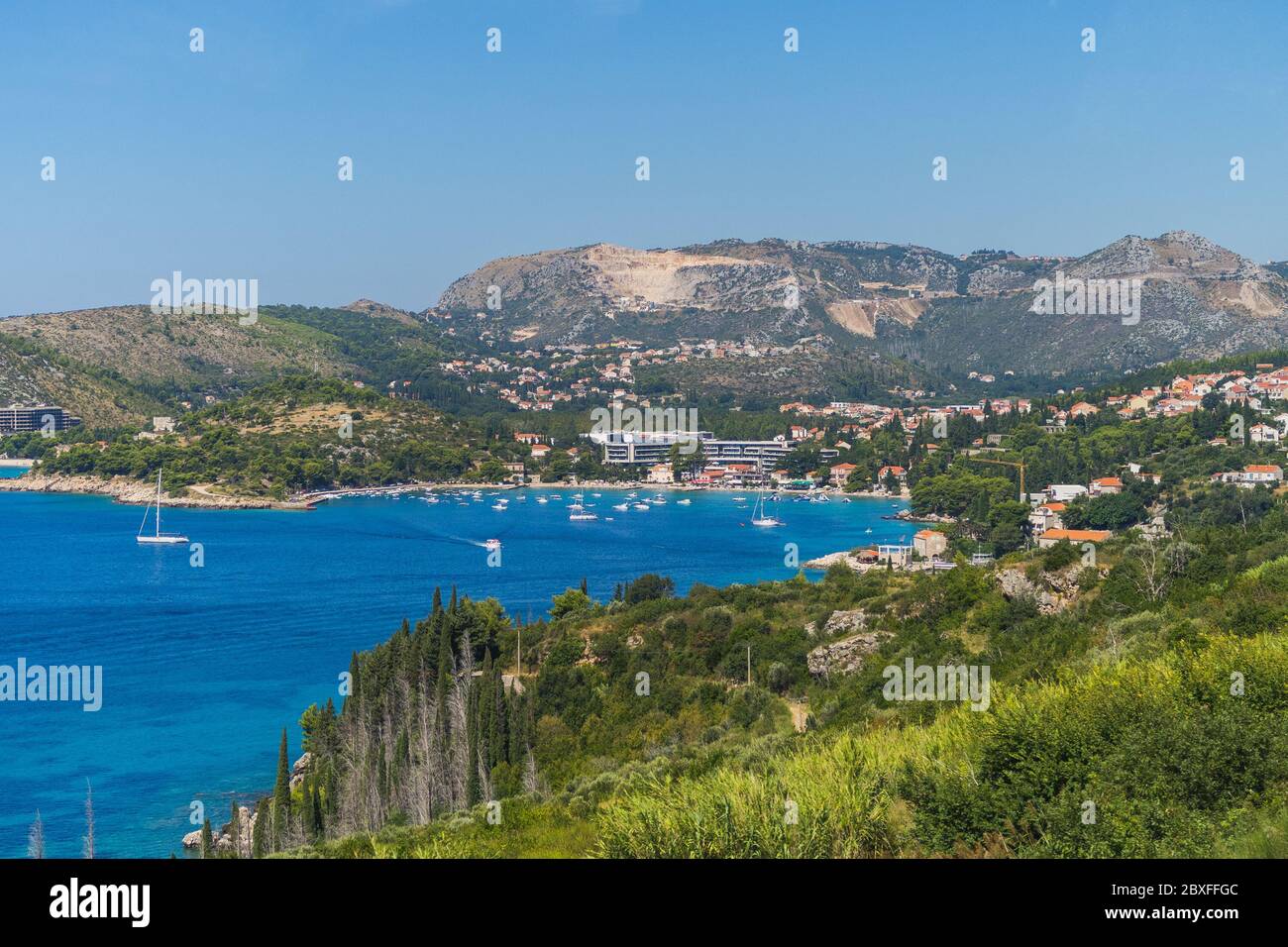 Baies et bâtiments le long de la côte de la Dalmation en Croatie en été pendant la journée Banque D'Images