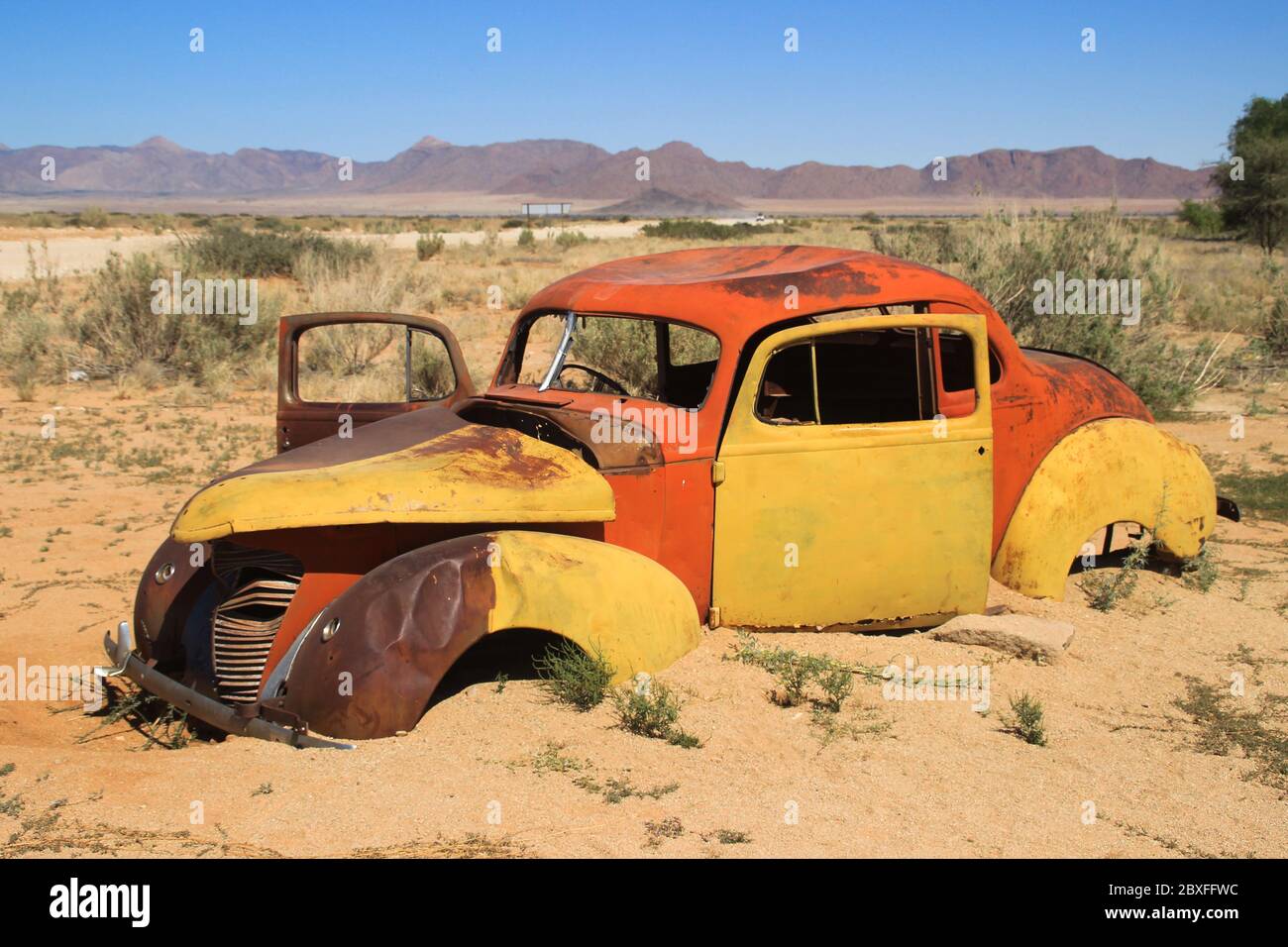 Abandonné les vieilles voitures rouillées dans le désert de Namibie et près du parc national Namib-Naukluft. Afrique Banque D'Images