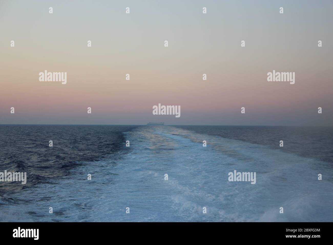 Vue sur le bateau et le ciel pastel et l'océan Banque D'Images