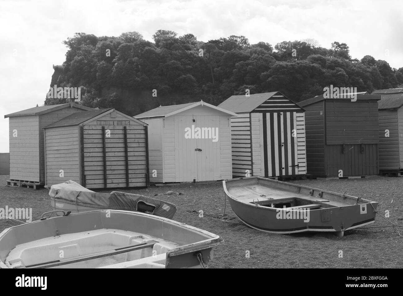 Cabanes de plage noires et blanches au bord du port Banque D'Images