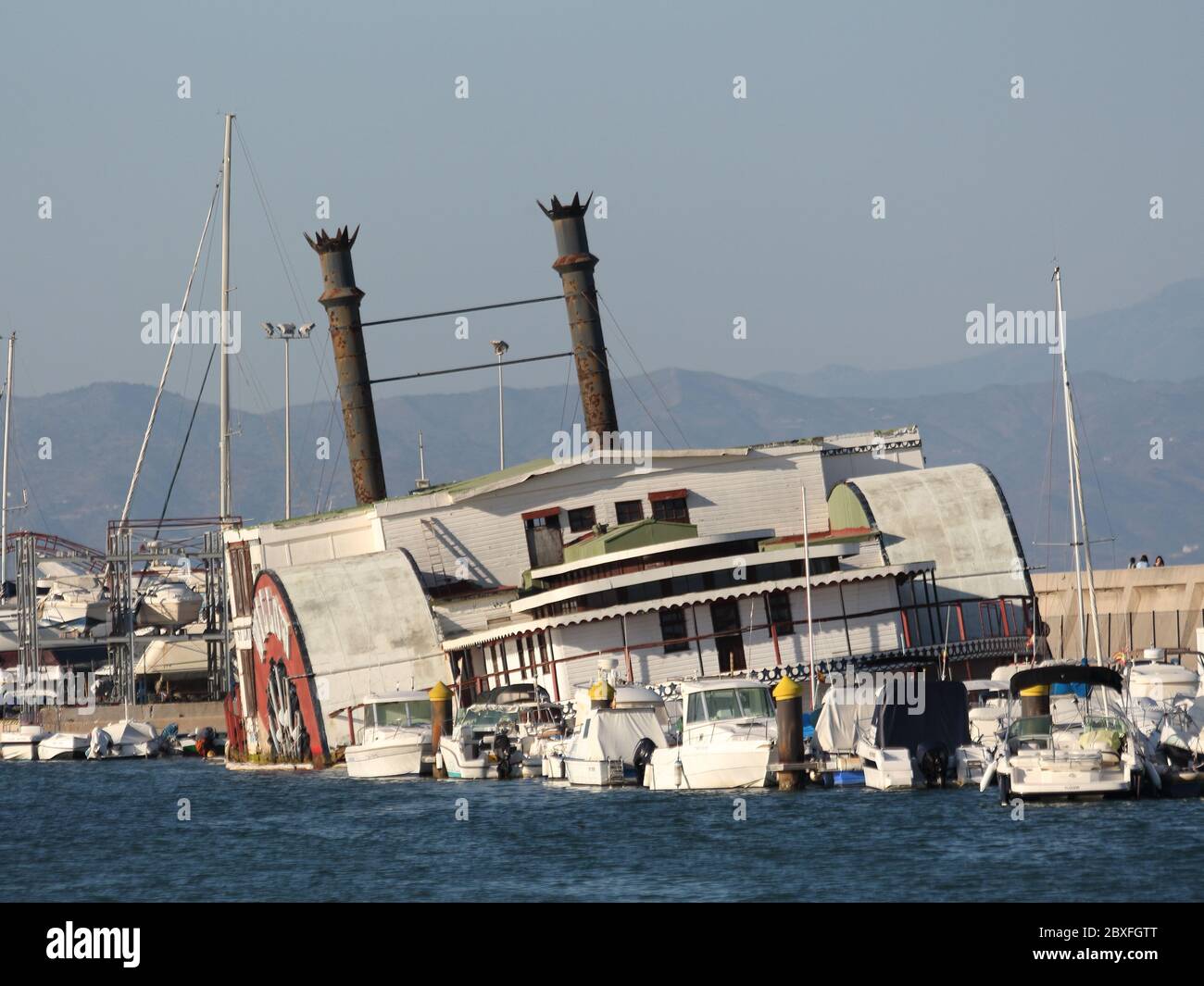 Bateau A Moitie Coule Banque D Image Et Photos Alamy