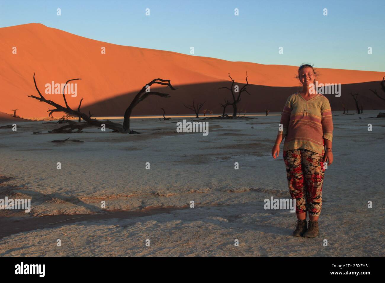 Jeune fille de randonneurs touristiques dans le parc national de Dorob, partie de Dead Vlei, dans la partie sud du désert de Namib, dans la province de Namib-Naukluft Banque D'Images