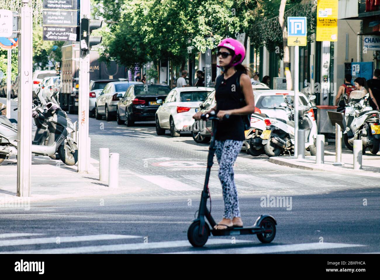 Tel Aviv Israël 9 août 2019 vue de personnes israéliennes inconnues roulant avec un scooter électrique dans les rues de tel Aviv dans l'après-midi Banque D'Images