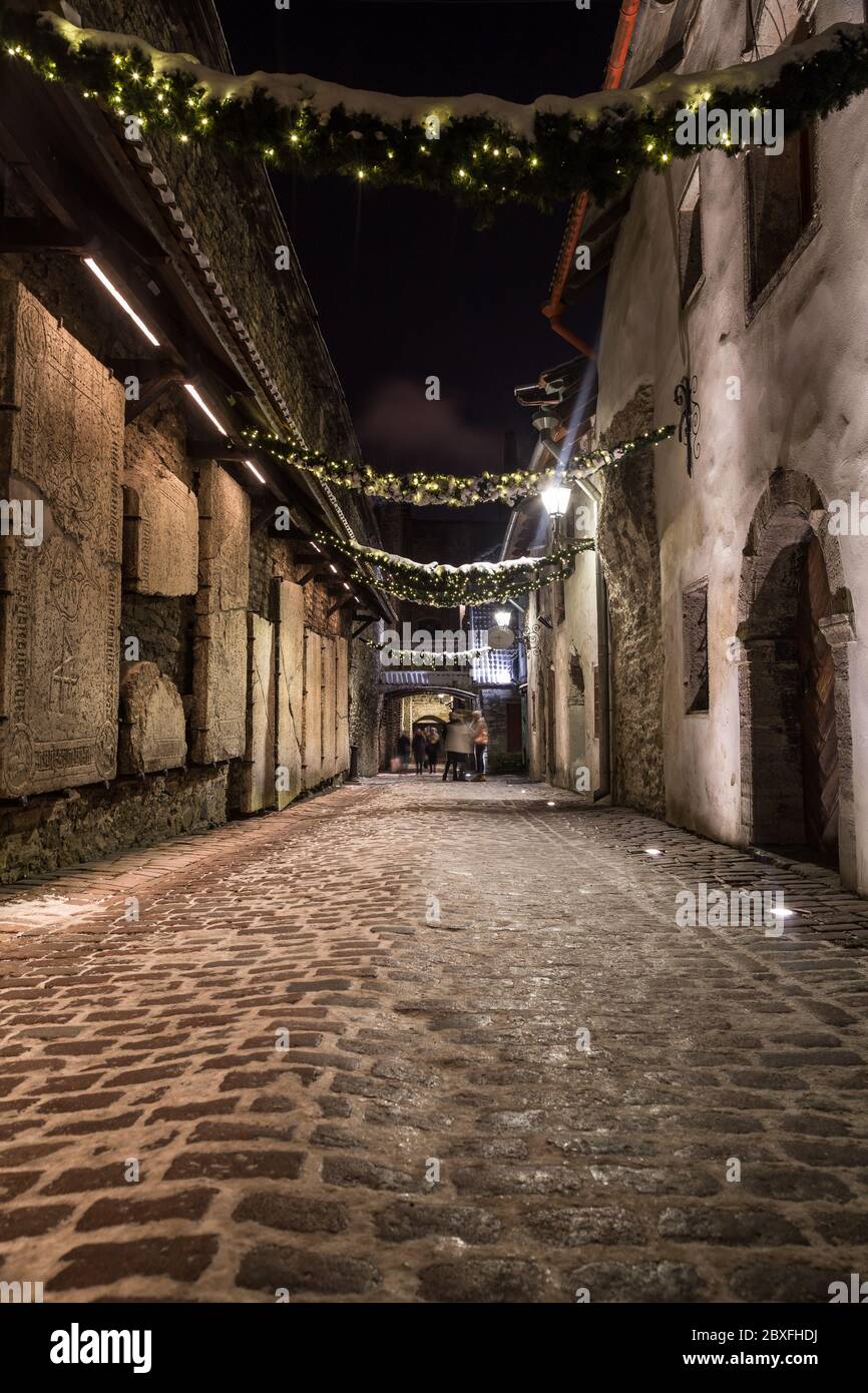 TALLINN, ESTONIE - 3 JANVIER 2017 : vue nocturne sur le passage de Sainte-Catherine à Tallinn. Les pierres tombales sont visibles sur le côté gauche. Les gens le peuvent Banque D'Images