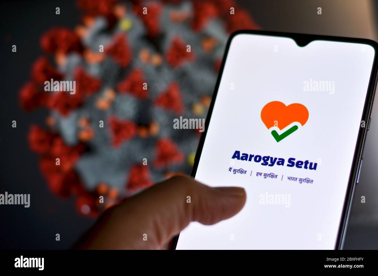 New Delhi, Inde, 2020. L'application Aarogya Setu, développée par le gouvernement de l'Inde pour suivre le statut Covid-19, s'est connectée sur un mobile en face d'un écran sho Banque D'Images