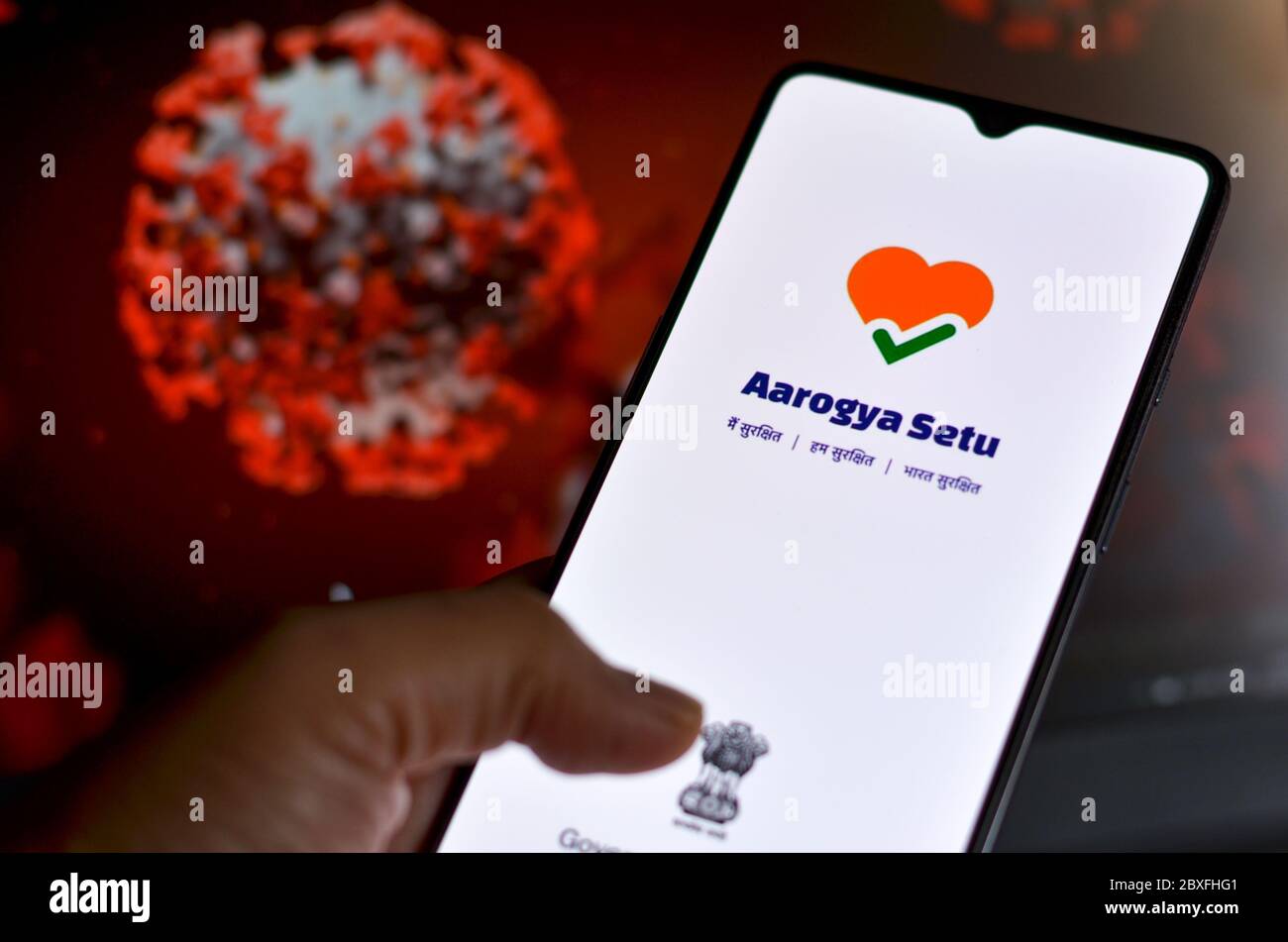 New Delhi, Inde, 2020. L'application Aarogya Setu, développée par le gouvernement de l'Inde pour suivre le statut Covid-19, s'est connectée sur un mobile en face d'un écran sho Banque D'Images