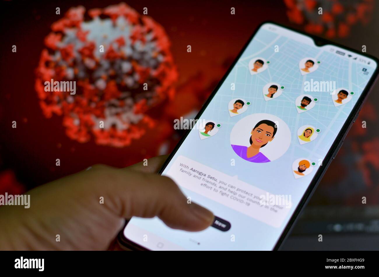 New Delhi, Inde, 2020. L'application Aarogya Setu, développée par le gouvernement de l'Inde pour suivre le statut Covid-19, s'est connectée sur un mobile en face d'un écran sho Banque D'Images