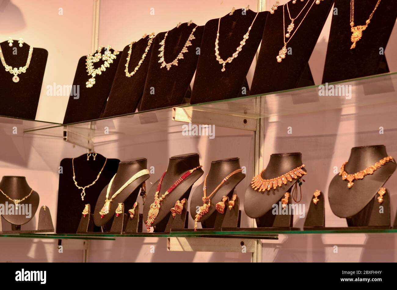 La jowellery artificielle et l'or de designer sont exposés à une mela de mariage à New Delhi, en Inde Banque D'Images