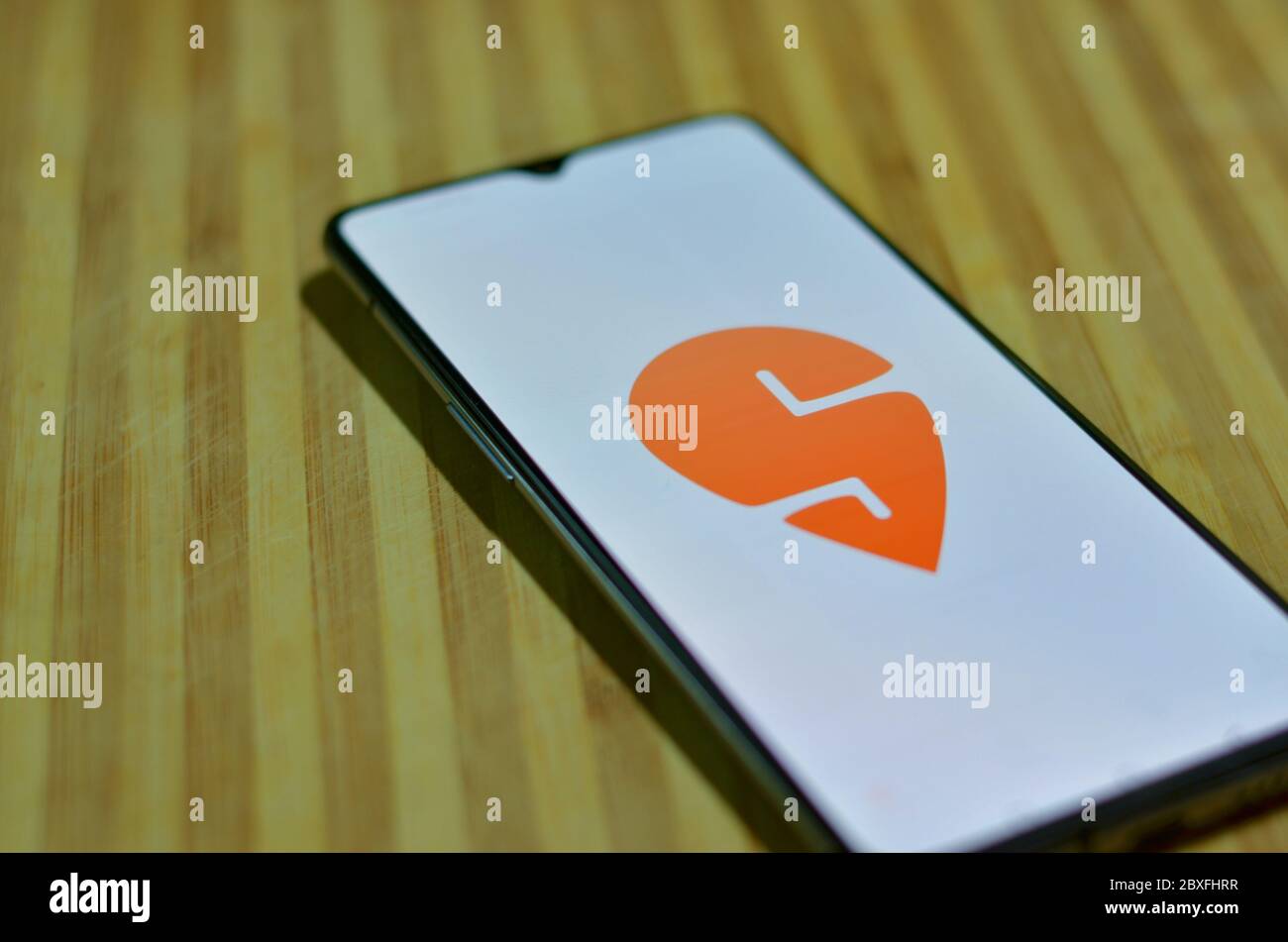 New Delhi, Inde, 2020. Flat Lay avec application Zomato Food Delivery ouverte sur un téléphone portable sur fond de bois. Pendant la livraison de Corona virus lock down o Banque D'Images