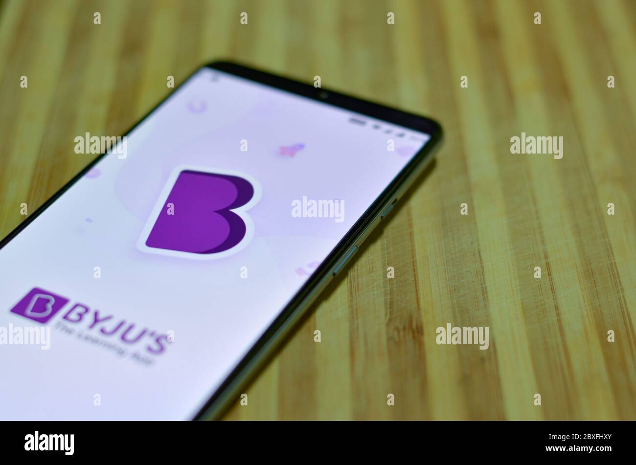 Mumbai, Inde, 2020. Flat Lay - fond en bois avec Byju's Learning App sur mobile, une marque commune pour penser et apprendre Pvt Ltd, un Indian Educa Banque D'Images