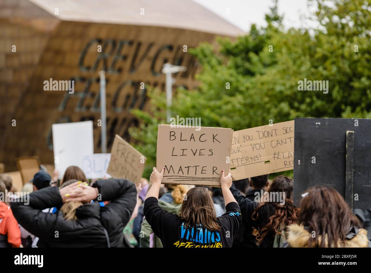 CARDIFF, PAYS DE GALLES - 06 JUIN 2020 - des milliers de personnes ont participé à une manifestation Black Live Matters à Bute Park, puis ont défilé au Parlement gallois à Cardiff Banque D'Images