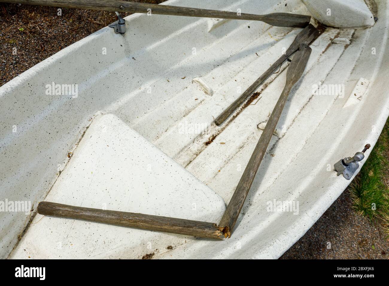 Rame de bois cassé sur barque en fibre de verre ( skiff ) , Finlande Banque D'Images