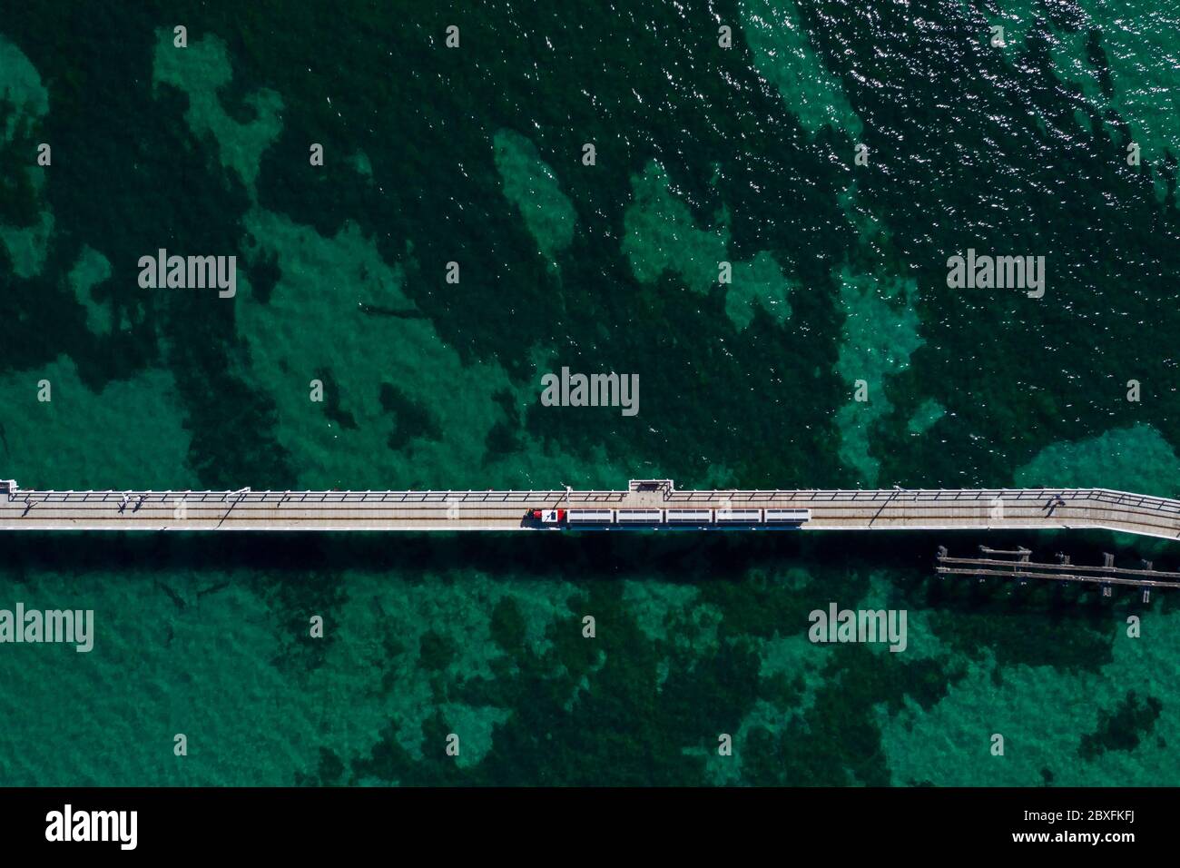 Vue aérienne du train sur la jetée de Busselton, la plus longue structure en bois au monde; Busselton est à 220 km au sud-ouest de Perth en Australie occidentale Banque D'Images